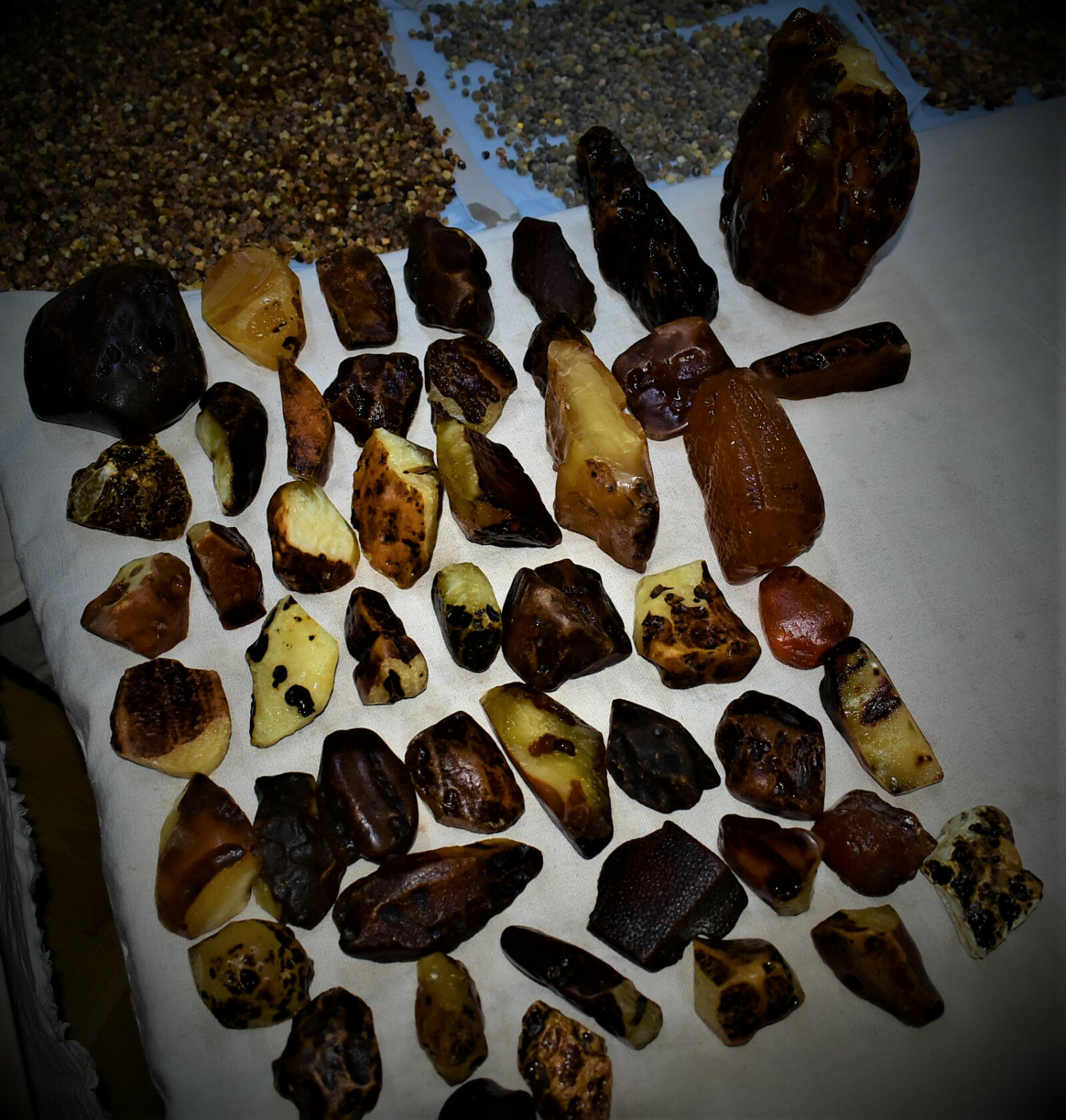 NEADJUDECAT - LOT 15 – 10 kg chihlimbar neprelucrat de diferite mărimi si culori